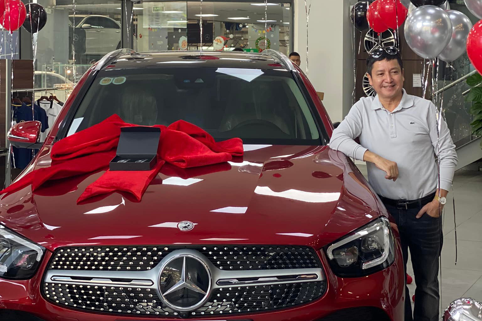 'Táo giao thông' cùng Á hậu doanh nhân sắm 'cá chép' Mercedes-Benz GLC 300 giá 2,5 tỷ đồng đón năm mới