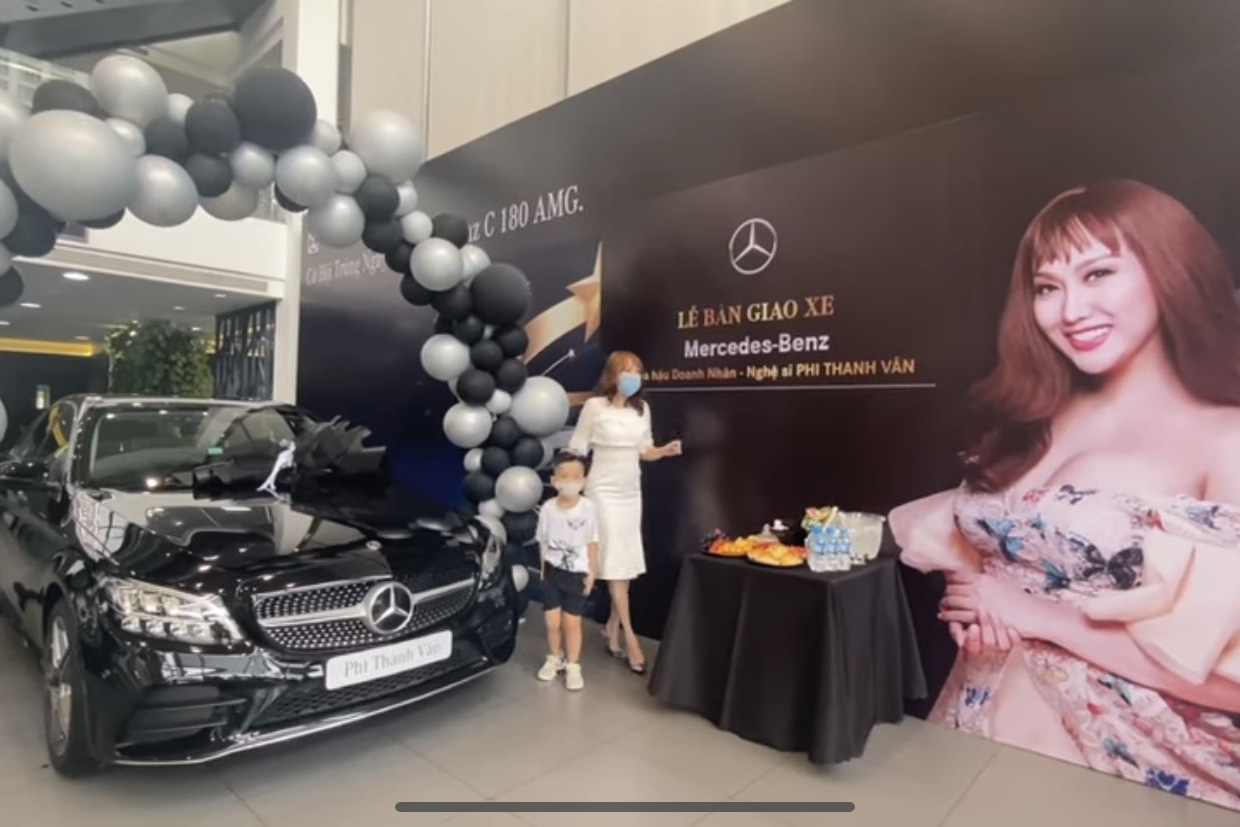 Hậu ly hôn, Phi Thanh Vân cùng con trai đi tậu xế hộp tiền tỷ Mercedes-Benz C-Class