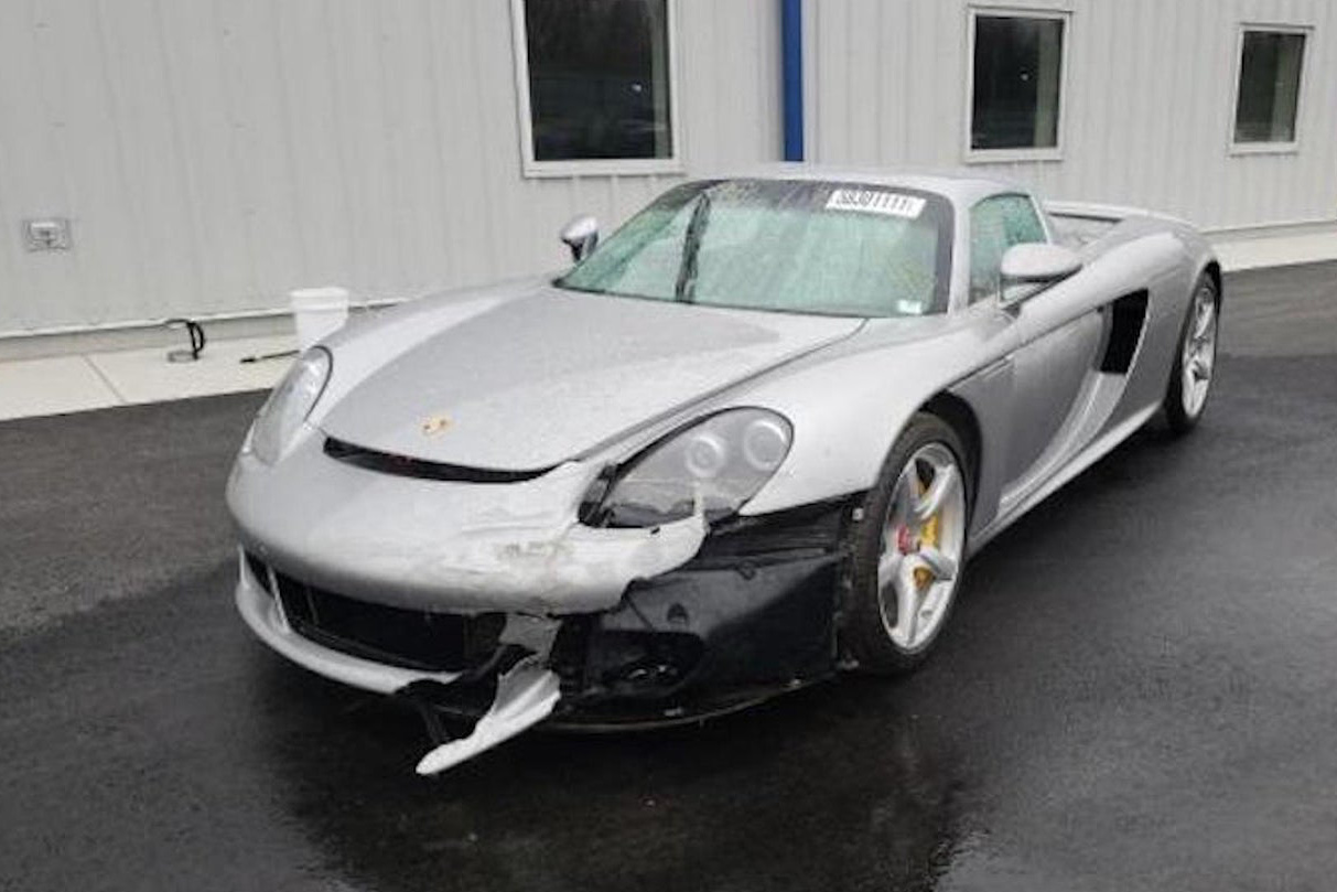 Bạn có đủ can đảm bỏ ra hơn 300.000 USD để mua lại chiếc Porsche Carrera GT 'rách rưới' này không?