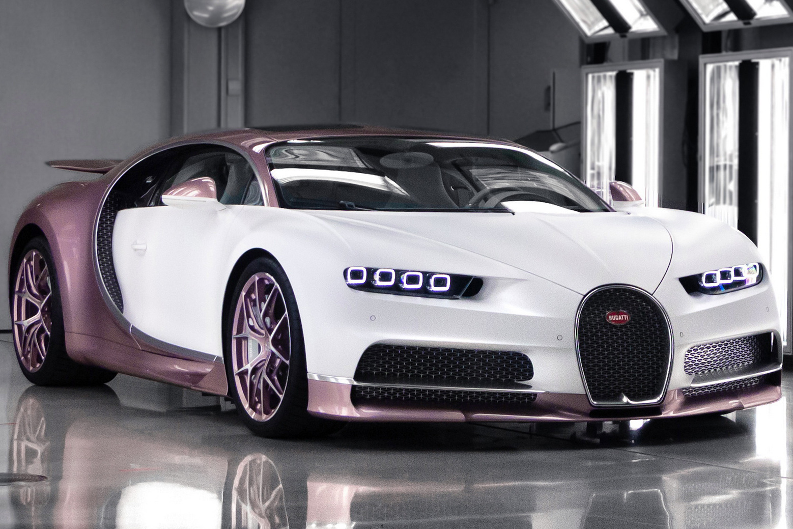 Góc ông chồng của năm: Tặng hẳn cho vợ siêu xe Bugatti Chiron độc nhất vô nhị trị giá gần 3,4 triệu USD nhân dịp Valentine