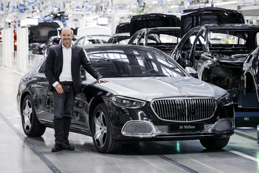 Mercedes-Maybach S-Class 2021 đầu tiên xuất xưởng, đánh dấu cột mốc 50 triệu xe rời khỏi dây chuyền sản xuất