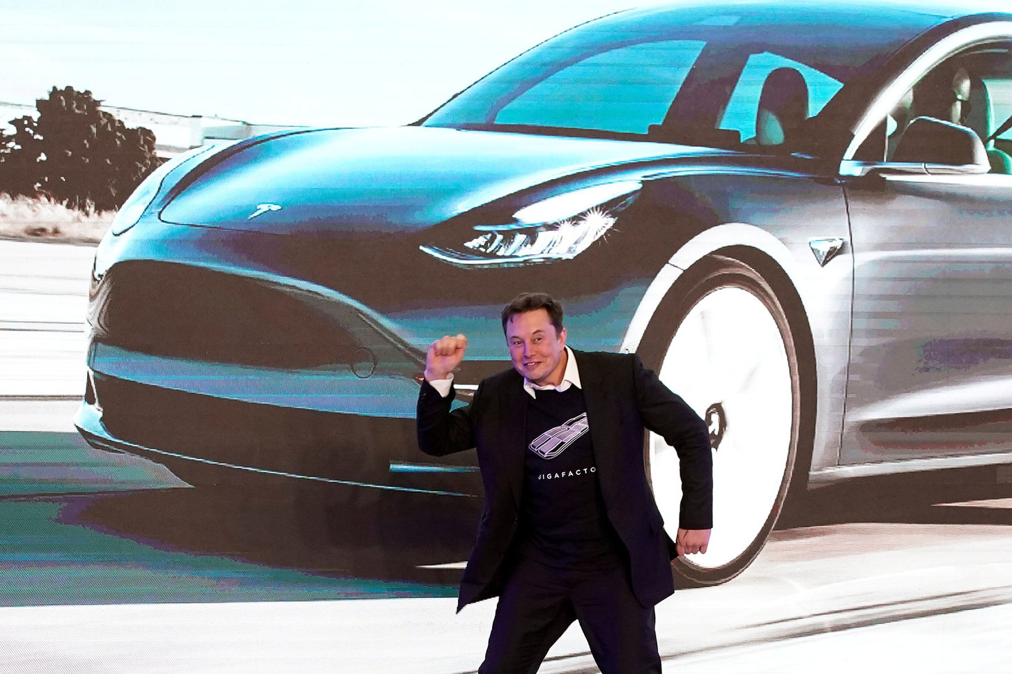 Tesla trượt dốc, tỉ phú Elon Musk rơi khỏi top 1 người giàu thế giới, chuyên gia chỉ ra nguyên nhân liên quan Bitcoin