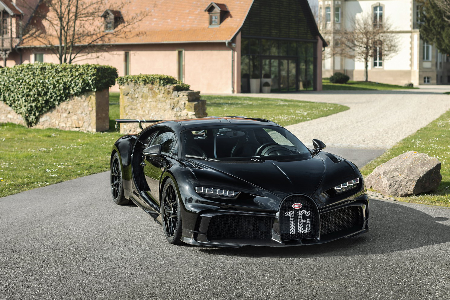Siêu xe Bugatti toàn đắt khét nhưng bán chạy chưa từng có, Chiron chỉ còn khoảng 50 chiếc chưa bán