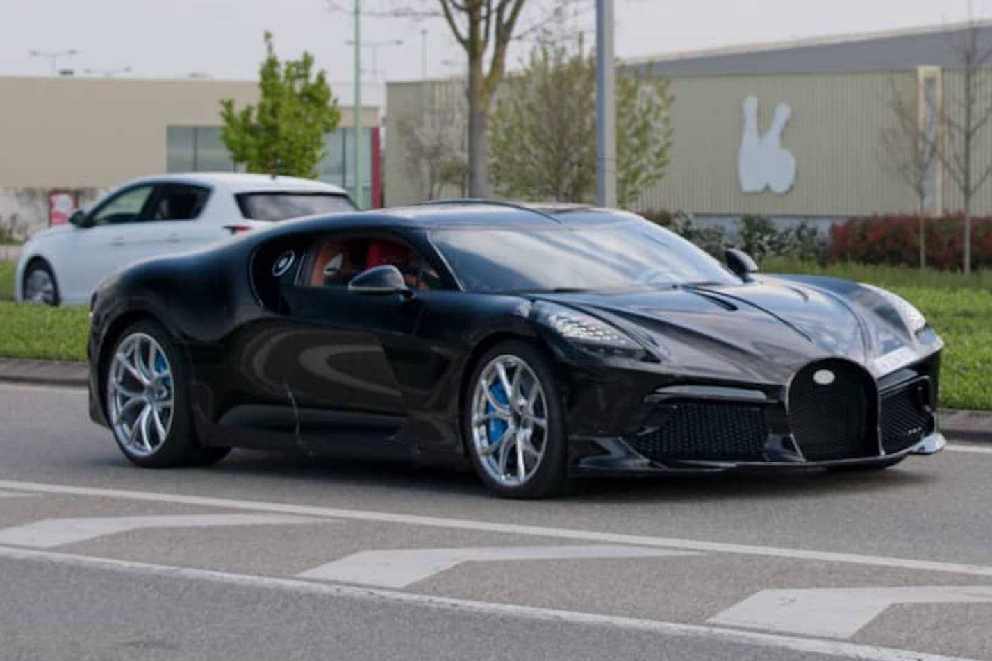 Siêu phẩm độc nhất vô nhị Bugatti La Voiture Noire lần đầu lộ diện ngoài đời thực