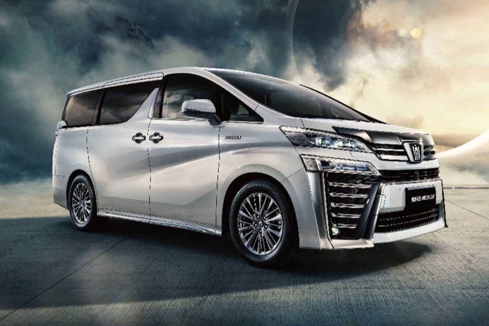 Xe 'chủ tịch' Toyota Crown có thêm bản minivan, giá quy đổi từ 3,2 tỷ đồng