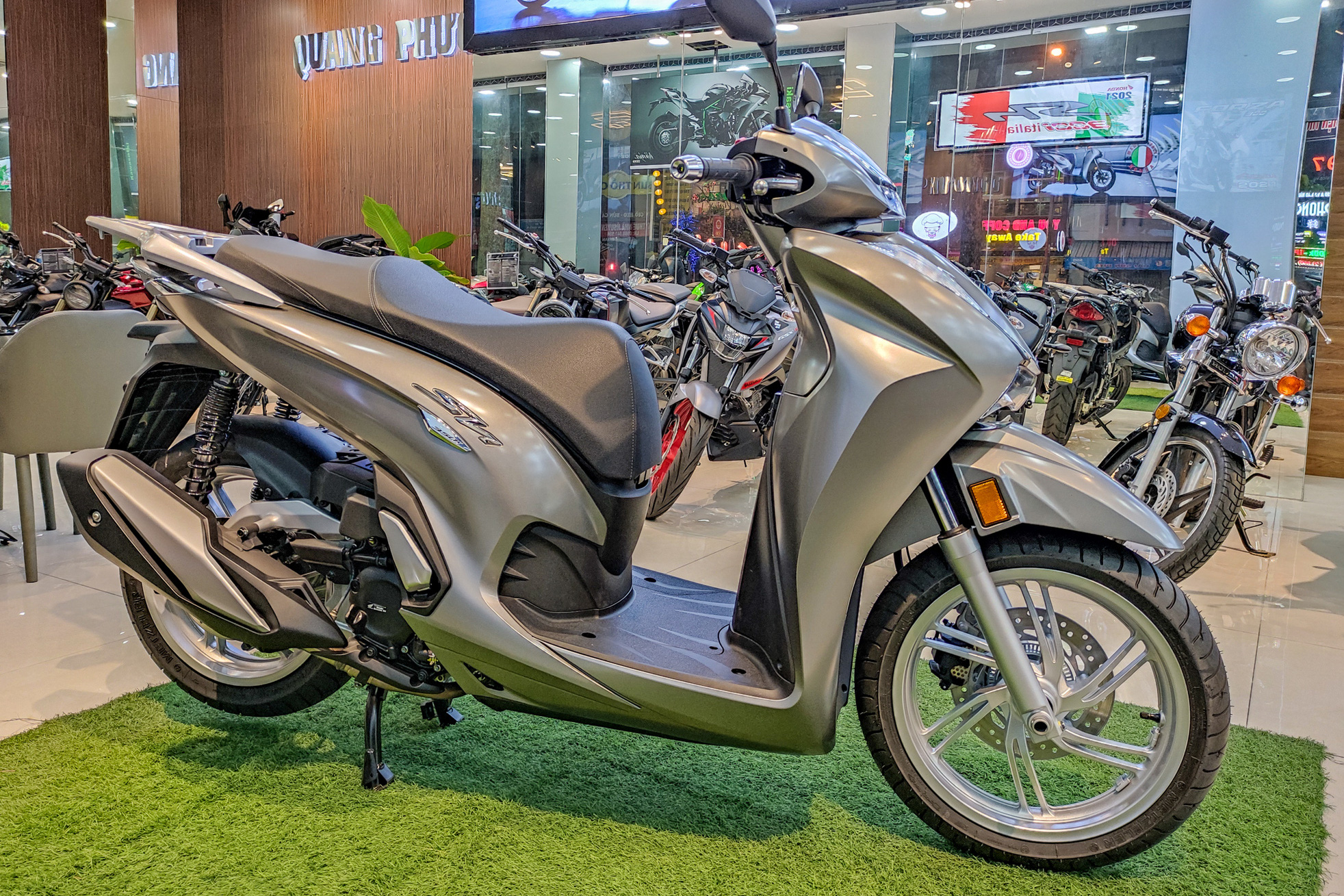 Chi tiết Honda SH 350i đầu tiên tại Việt Nam: Giá hơn 360 triệu đồng, lô đầu chỉ có 5 chiếc