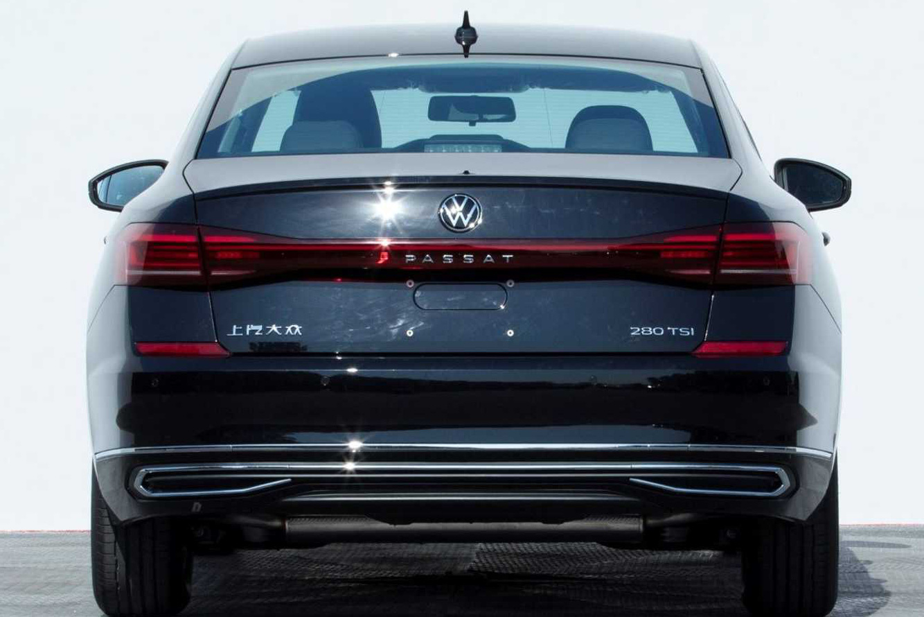 Volkswagen Passat 2021 lộ diện trước giờ G: Đèn hậu kéo dài kiểu Porsche