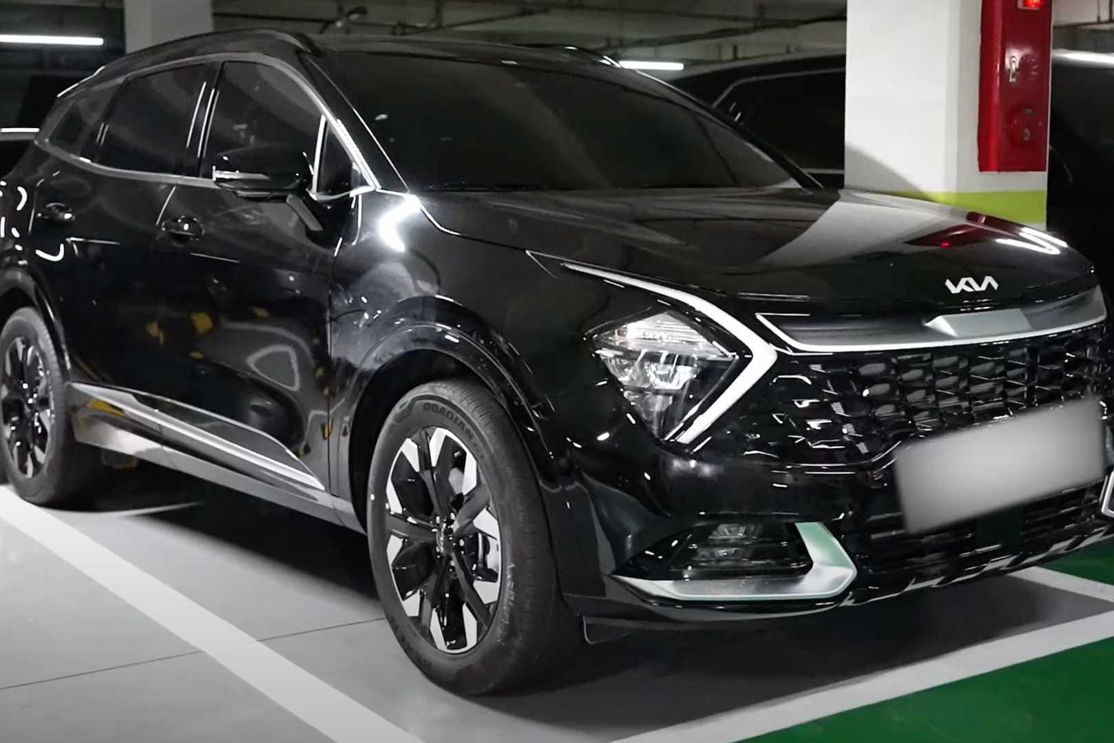 Kia Sportage đời mới lần đầu lộ diện ngoài đời thực: To, hầm hố hơn hẳn trên ảnh