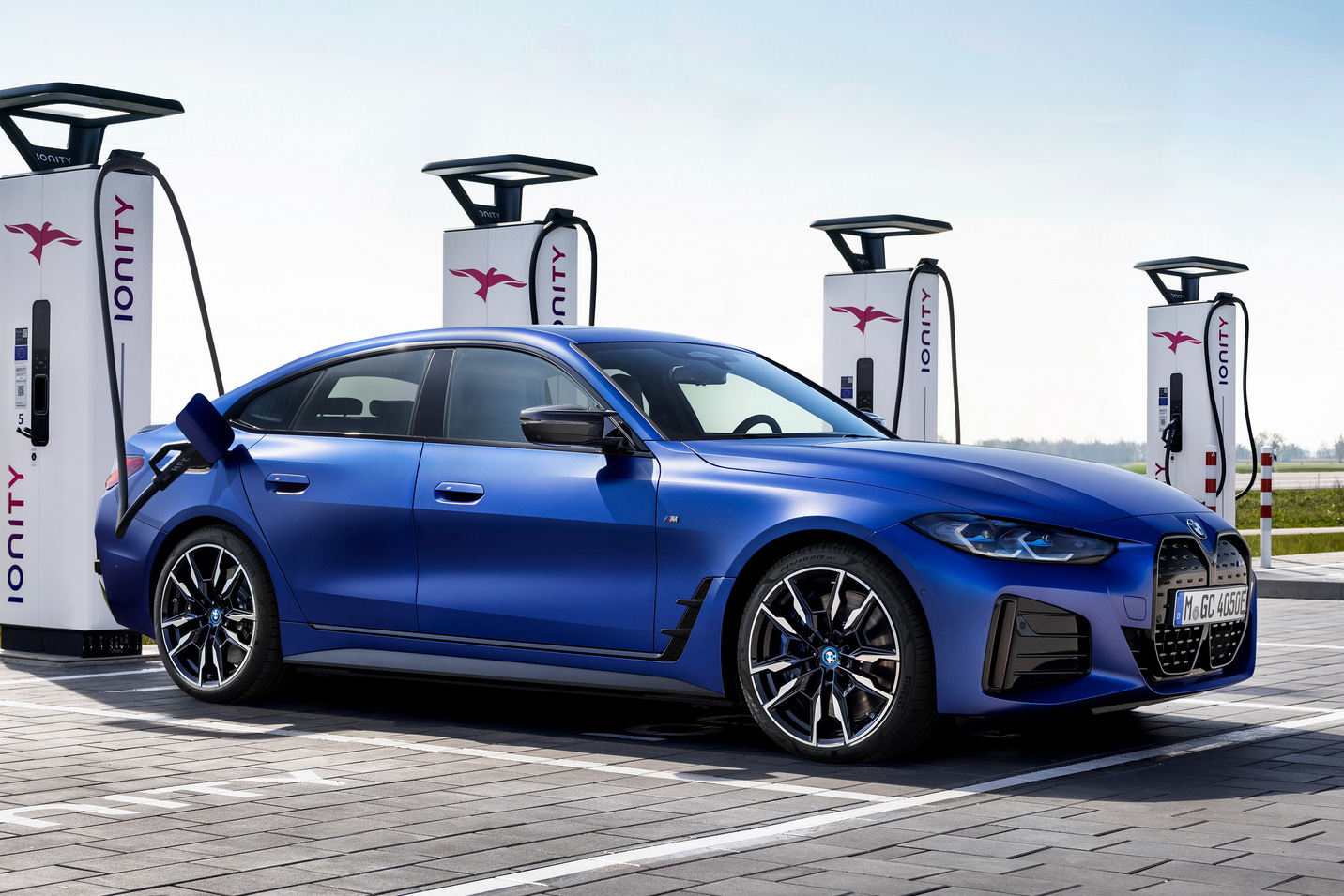 Ra mắt BMW i4 M50: Động cơ điện mạnh như siêu xe, chạy được gần 400 km mới phải sạc