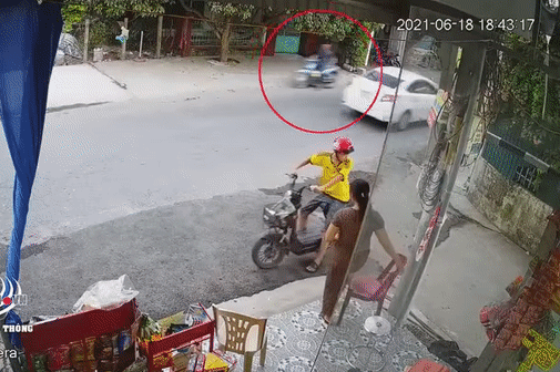 'Hóng hớt' khi chạy xe, người đàn ông 'hôn' tường sau pha leo vỉa hè đầy kịch tính