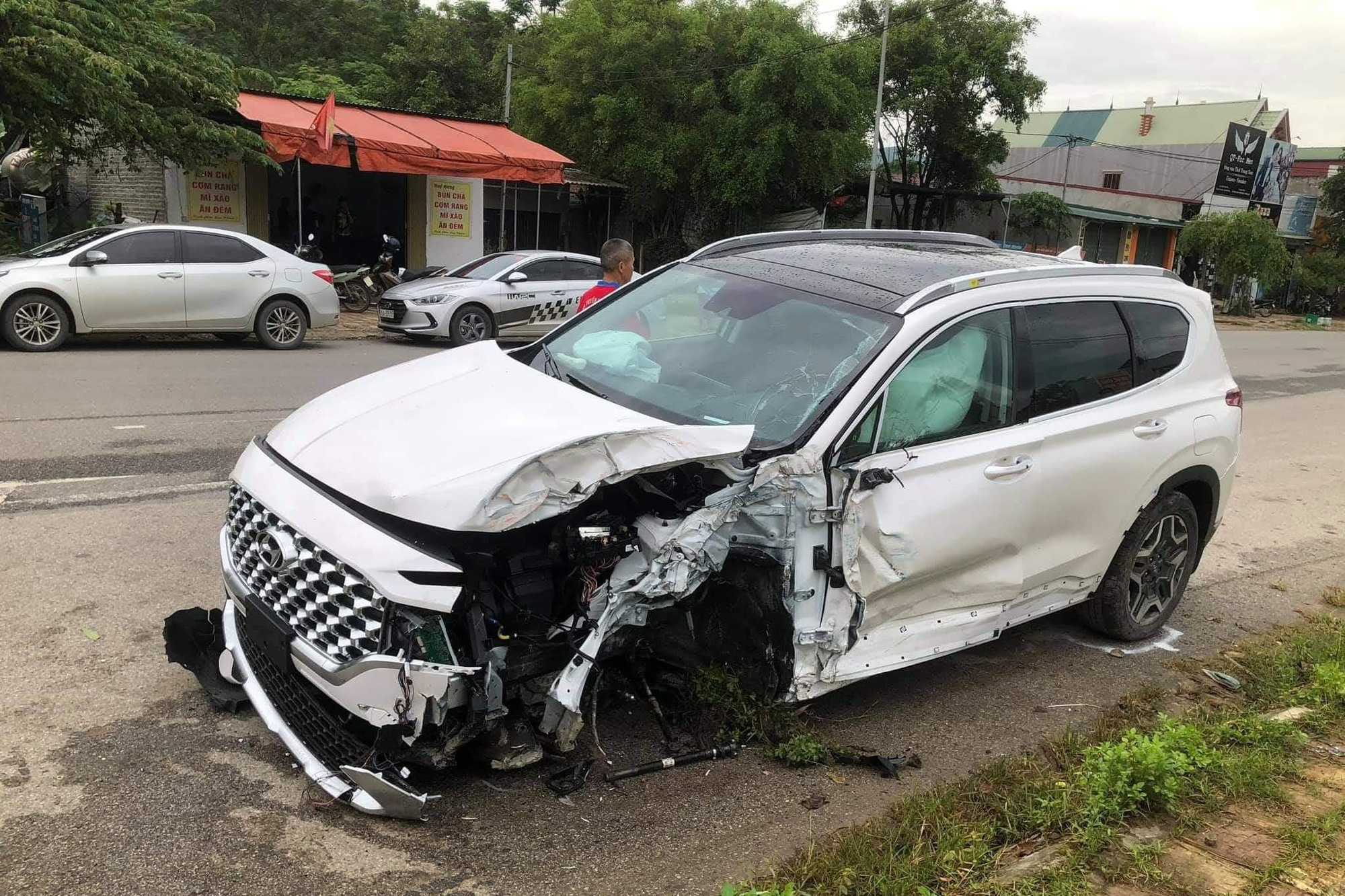 Hyundai Santa Fe 2021 thứ 2 gặp nạn: Rụng bánh trước, túi khí rèm đã bung