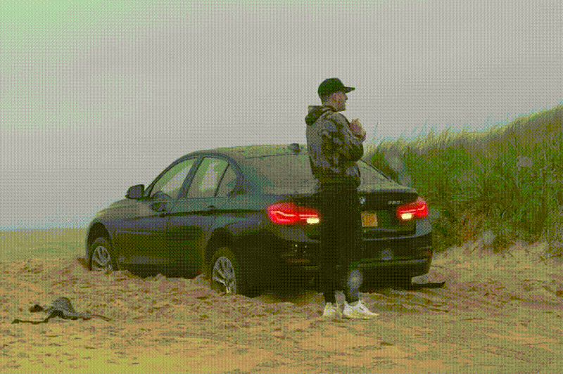 BMW 3-Series lún cát, tự đào hố chôn mình, chủ xe bất lực gọi cứu hộ