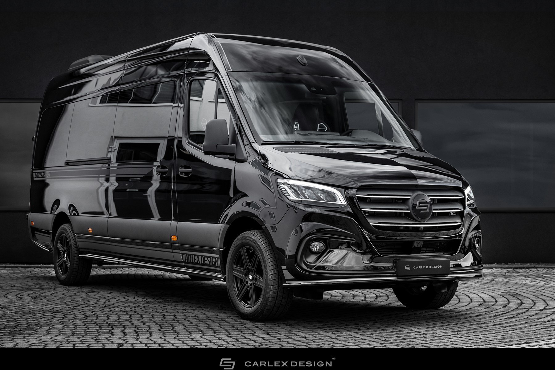 Mercedes-Benz Sprinter thêm nửa tỷ để trở thành bản độ siêu ngầu từ trong ra ngoài