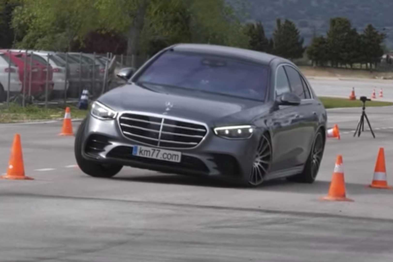 Xem Mercedes-Benz S-Class đời mới thử sức với bài thử đánh lái