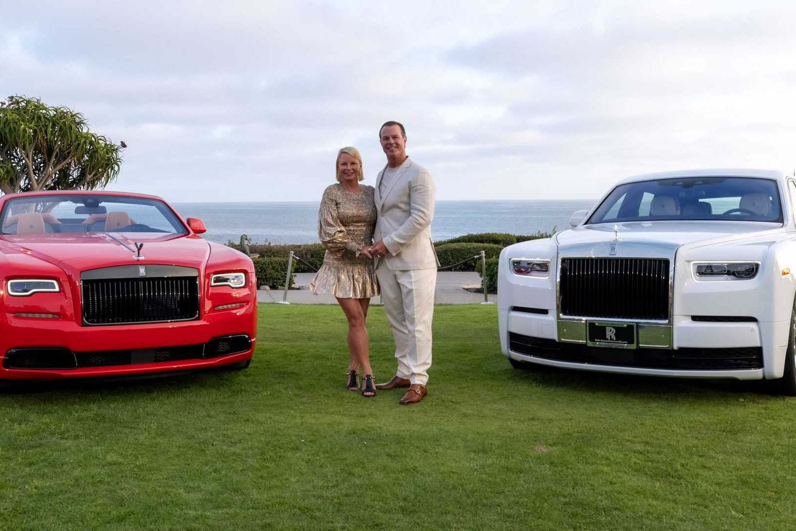 Vợ chồng 'nhà người ta' kỷ niệm ngày cưới bằng 2 chiếc Rolls-Royce hàng thửa siêu hiếm