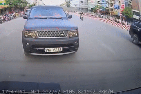 Range Rover bay cản trước sau cú 'tạt cánh' vội vàng trên phố Hà Nội