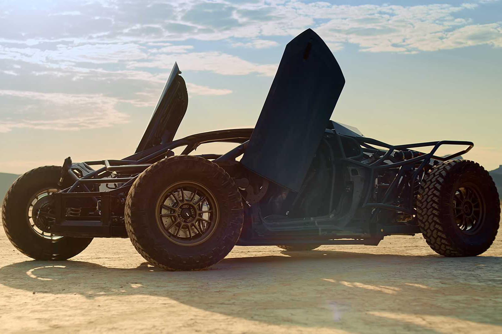 Lamborghini Huracan sắt vụn được độ thành quái vật offroad Jumpacan