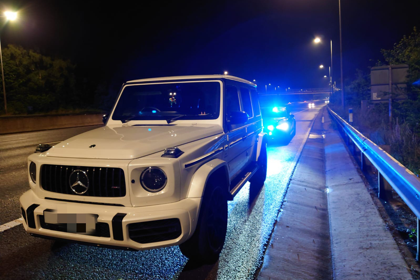 Buồn đi vệ sinh, nữ tài xế cầm lái Mercedes-AMG G63 phi 210 km/h