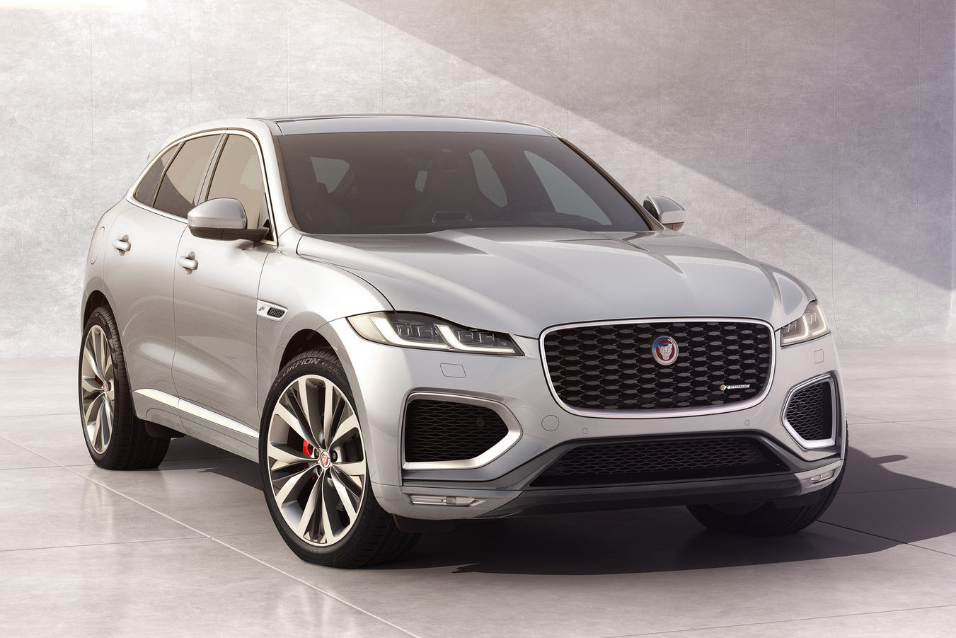 Về Việt Nam chưa lâu, Jaguar F-Pace đã có bản nâng cấp mới với nhiều 'đồ chơi' hiện đại