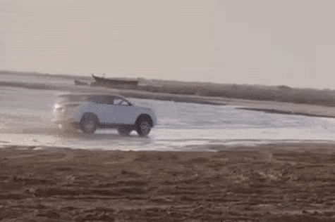 Đang drift cực mượt, Toyota Fortuner bất ngờ ‘vồ ếch’ trên bãi biển, CĐM bình phẩm: ‘Xe hơi ‘lỗi’ nhưng người lái còn lỗi hơn’