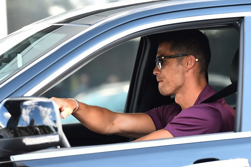 Ronaldo bỏ tập, lái Jeep rời đại bản doanh Juventus chuẩn bị về lại thành Man