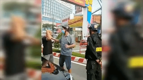 Muốn thông chốt vì ông trời bảo phải đi từ thiện, lái xe Mercedes đe doạ tính mạng CSCĐ nhưng khi về tới đồn lại khóc như mưa - Ảnh 2.