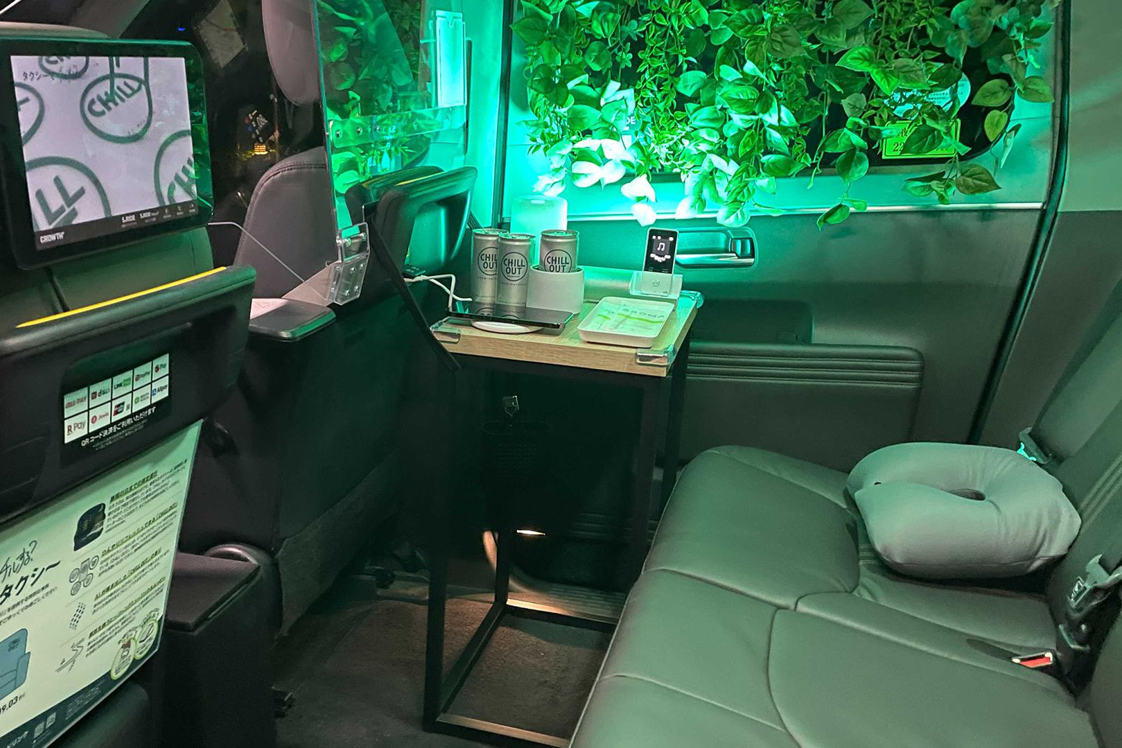 Xe Toyota được hoán cải thành taxi ngủ: Hàng sau như một nhà trọ mini mà lại free