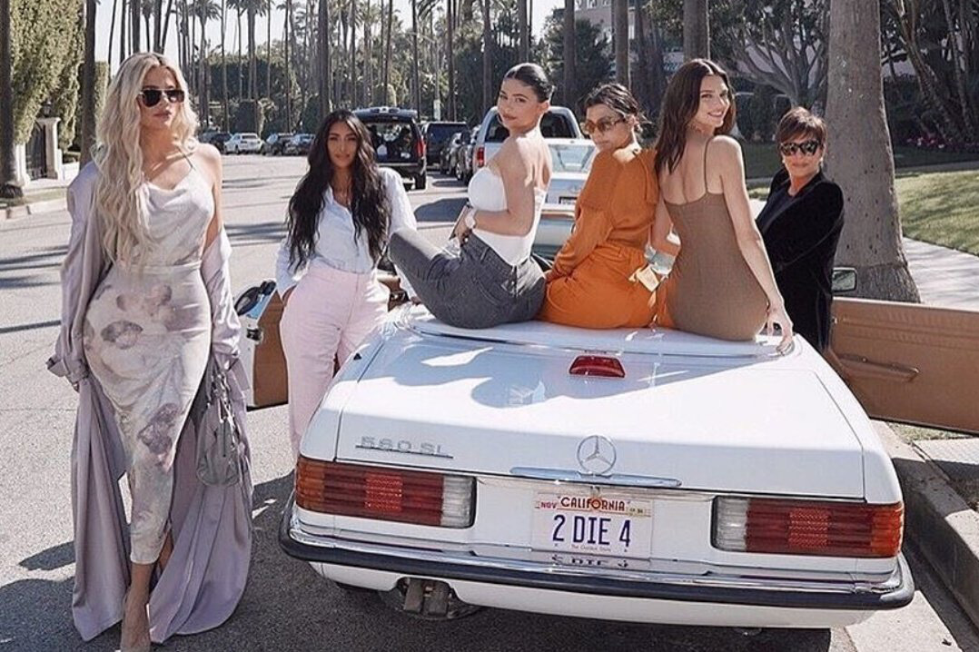 ‘Choáng’ với bộ sưu tập xe khủng của chị em nhà Kardashian-Jenner: Bugatti, Rolls-Royce, Lamborghini hay Ferrari đủ cả