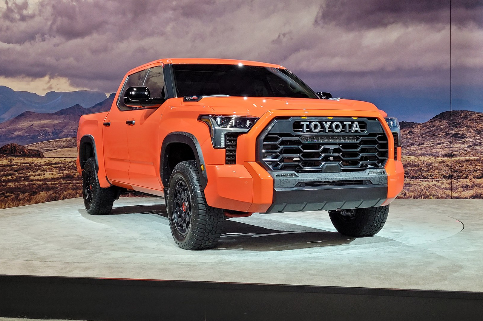 Đây là Toyota Tundra TRD Pro - Bán tải full đồ chơi đấu Ford F-150 Raptor