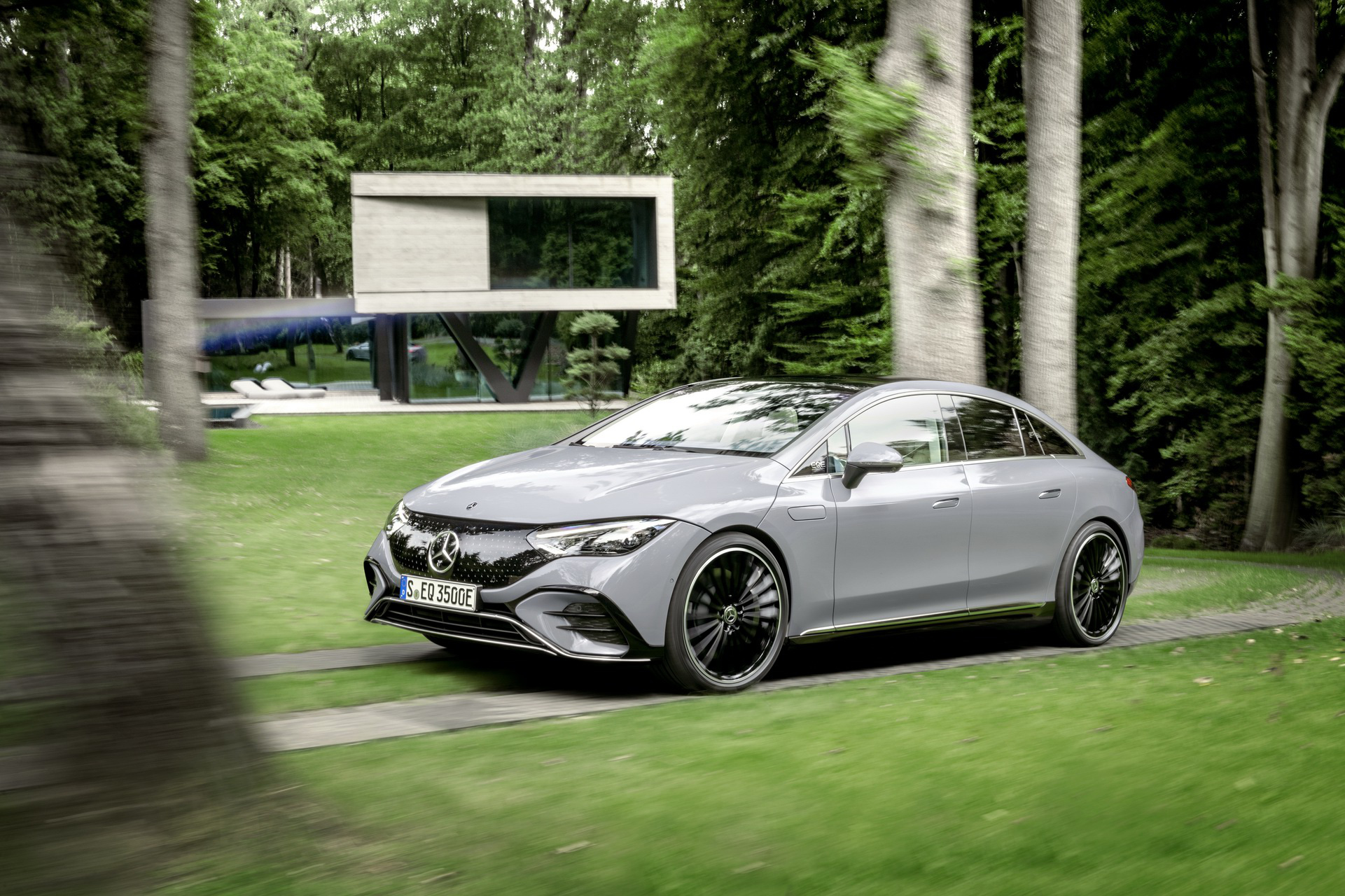 Mercedes-Benz EQE ra mắt: Tiểu EQS đẹp lấn át người anh em E-Class