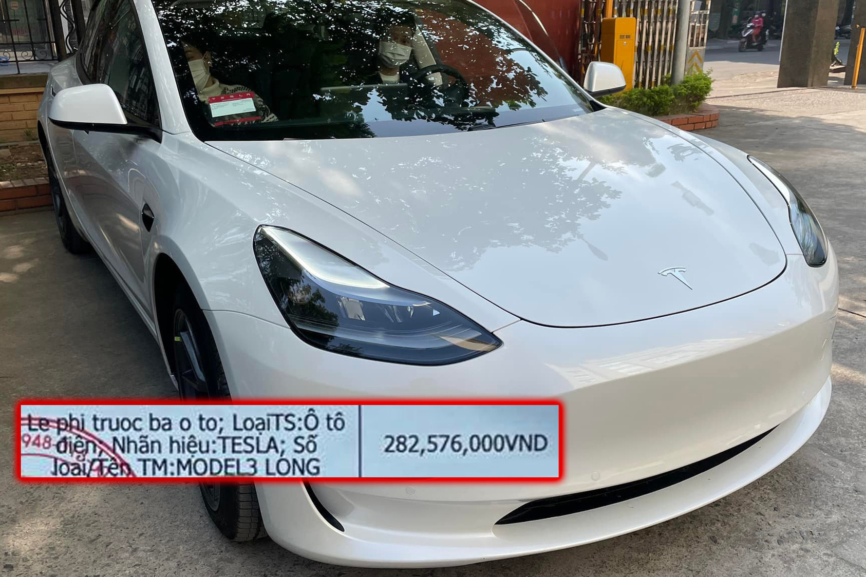 Vừa nộp trước bạ gần 300 triệu đồng, chủ xe Tesla Model 3 tại Việt Nam ngậm ngùi khi biết tin sắp miễn 100% trước bạ