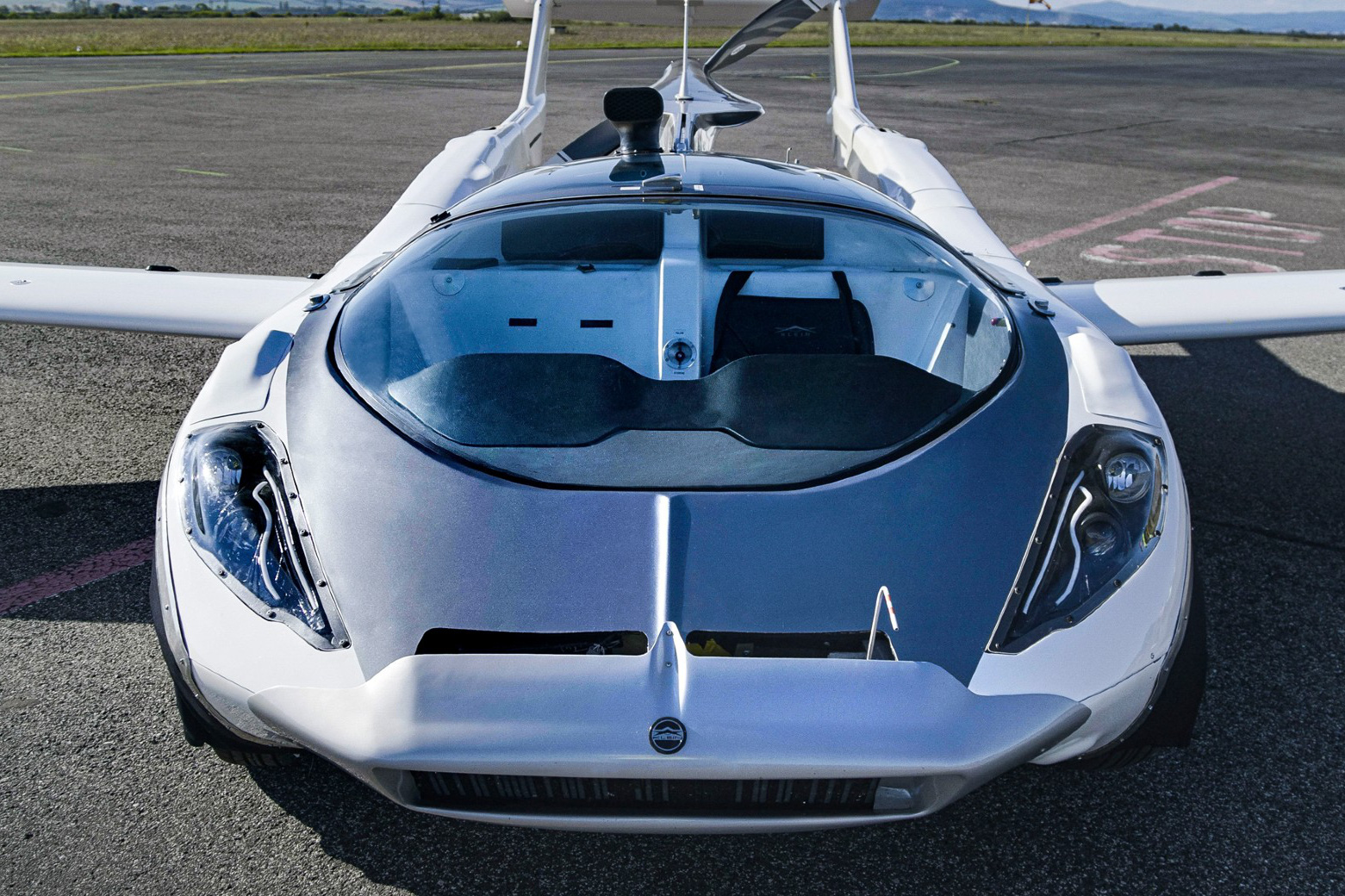 Chiếc ô tô động cơ BMW này có thể bay như máy bay, cứ tầm 1.000 km mới phải tiếp nhiên liệu