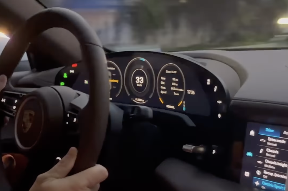 Nhiều điểm mới trên màn hình xe Porsche trong tháng 2: Một nâng cấp cực kỳ hữu ích cho chủ xe Taycan khi tìm trạm sạc