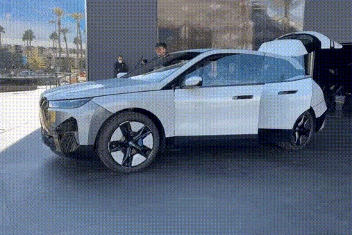 BMW giới thiệu công nghệ đổi màu bằng nút bấm, có thể thay thế sơn và decal trong tương lai