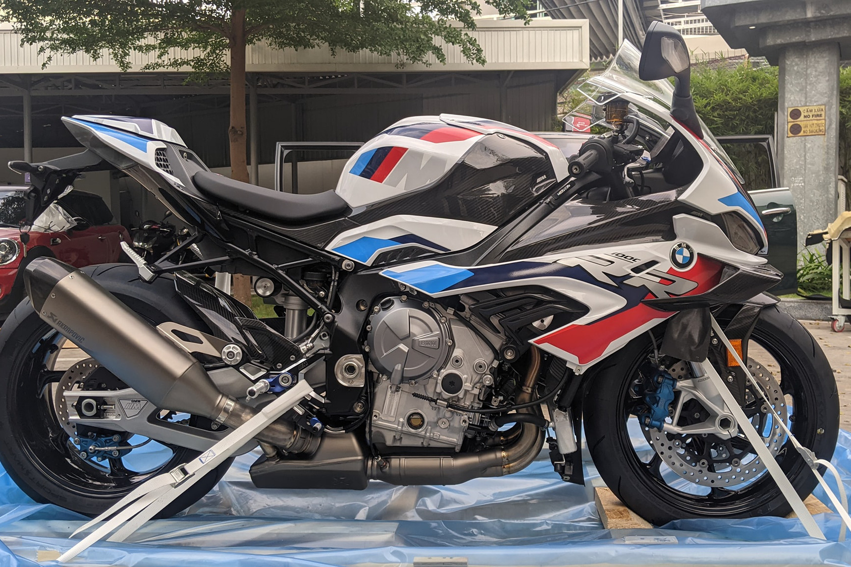 Siêu mô tô BMW M 1000 RR giá 1,6 tỷ đồng về Việt Nam: Cánh gió carbon hầm hố, lô đầu 6 chiếc đã có chủ