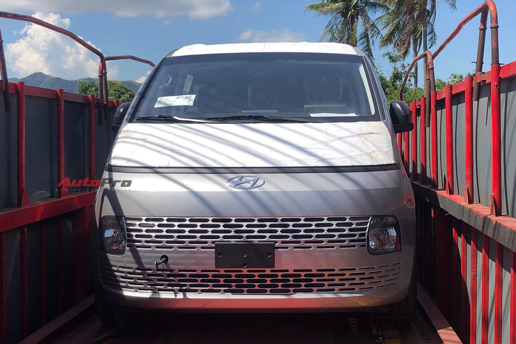 MPV bí ẩn Hyundai Staria 2022 lại xuất hiện tại Việt Nam, đơn vị vận chuyển giải đáp điều mà nhiều người thắc mắc