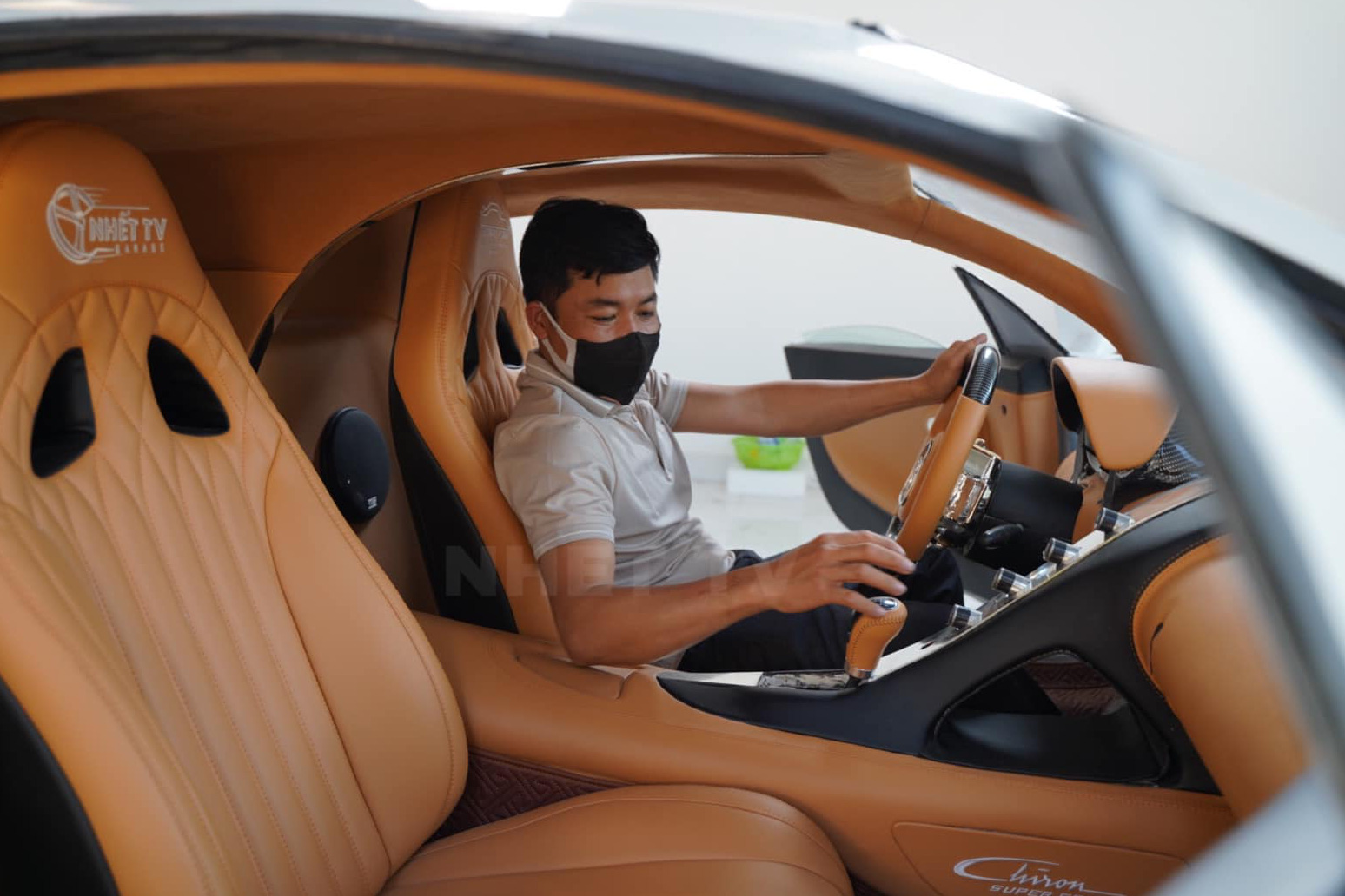 Nhóm bạn trẻ Quảng Ninh vượt cả trăm km đem Bugatti Chiron tự chế tới Hà Nội để lột xác nội thất: Vô-lăng carbon, dàn âm thanh mới, cabin bọc da 'xịn sò'