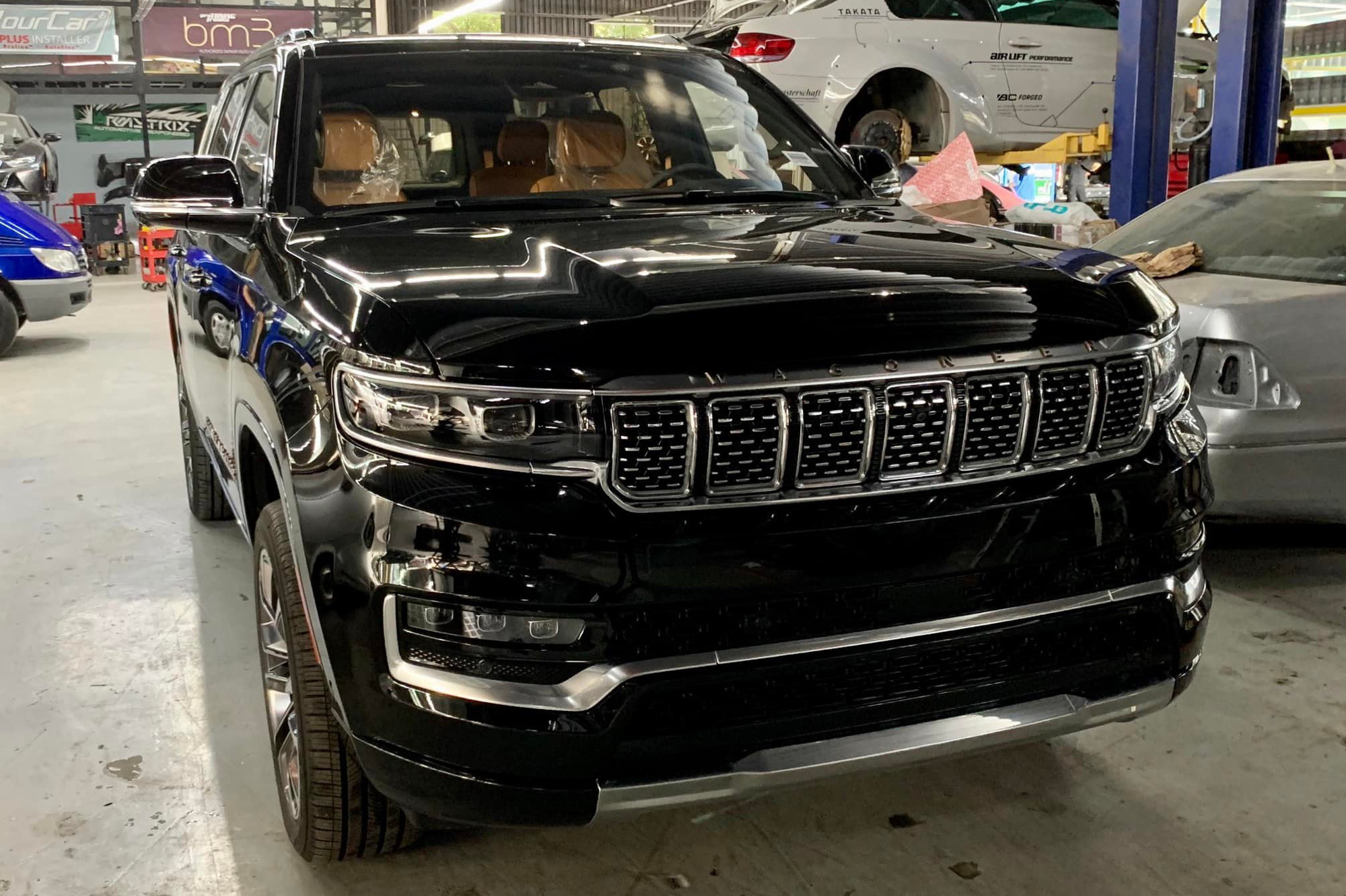 Jeep Grand Wagoneer 2022 đầu tiên về Việt Nam - 'Khủng long' cho nhà giàu thích của lạ, đấu Lexus LX 600