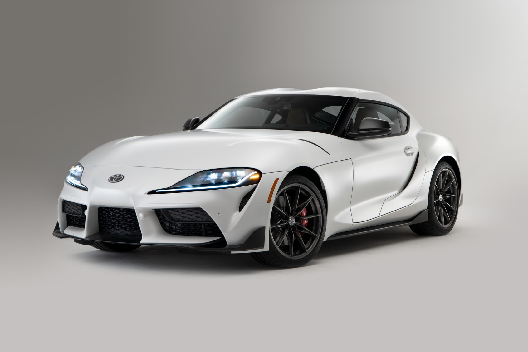 Toyota GR Supra chính thức 'giống' đàn em Vios vì... có bản số sàn
