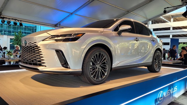 Ra mắt Lexus RX 2023: Nhìn như xe điện, nhiều đột phá, về Việt Nam chỉ là chuyện sớm muộn - Ảnh 1. Ra mắt Lexus RX 2023: Nhìn như xe điện, nhiều đột phá, về Việt Nam chỉ là chuyện sớm muộn - Ảnh 1.