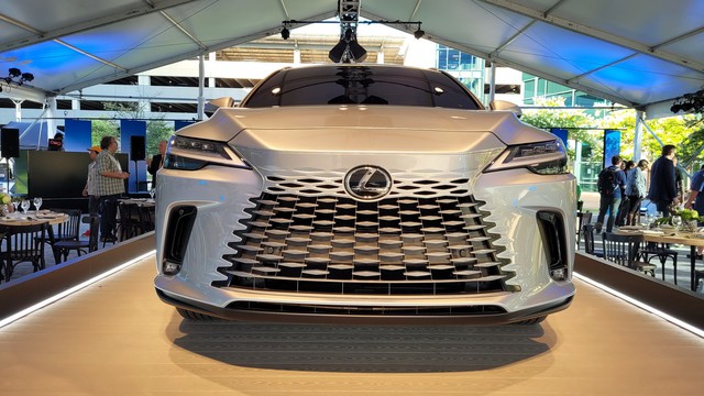 Ra mắt Lexus RX 2023: Nhìn như xe điện, nhiều đột phá, về Việt Nam chỉ là chuyện sớm muộn - Ảnh 2. Ra mắt Lexus RX 2023: Nhìn như xe điện, nhiều đột phá, về Việt Nam chỉ là chuyện sớm muộn - Ảnh 2.
