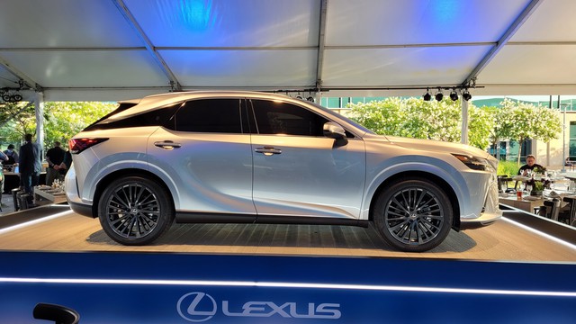 Ra mắt Lexus RX 2023: Nhìn như xe điện, nhiều đột phá, về Việt Nam chỉ là chuyện sớm muộn - Ảnh 3. Ra mắt Lexus RX 2023: Nhìn như xe điện, nhiều đột phá, về Việt Nam chỉ là chuyện sớm muộn - Ảnh 3.