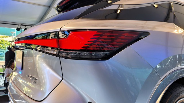 Ra mắt Lexus RX 2023: Nhìn như xe điện, nhiều đột phá, về Việt Nam chỉ là chuyện sớm muộn - Ảnh 6. Ra mắt Lexus RX 2023: Nhìn như xe điện, nhiều đột phá, về Việt Nam chỉ là chuyện sớm muộn - Ảnh 6.