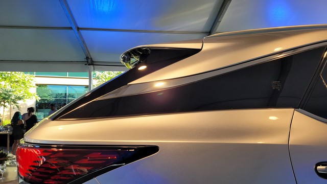 Ra mắt Lexus RX 2023: Nhìn như xe điện, nhiều đột phá, về Việt Nam chỉ là chuyện sớm muộn - Ảnh 7. Ra mắt Lexus RX 2023: Nhìn như xe điện, nhiều đột phá, về Việt Nam chỉ là chuyện sớm muộn - Ảnh 7.