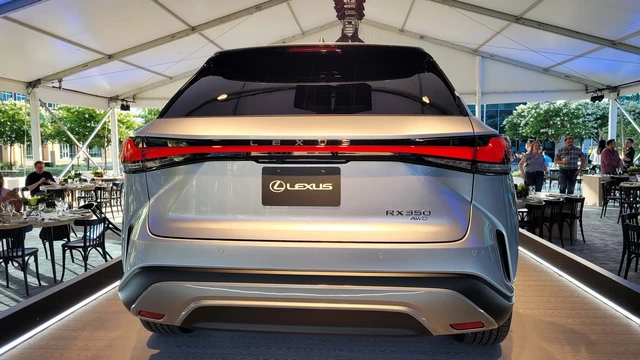 Ra mắt Lexus RX 2023: Nhìn như xe điện, nhiều đột phá, về Việt Nam chỉ là chuyện sớm muộn - Ảnh 4. Ra mắt Lexus RX 2023: Nhìn như xe điện, nhiều đột phá, về Việt Nam chỉ là chuyện sớm muộn - Ảnh 4.