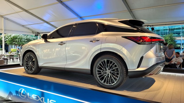 Ra mắt Lexus RX 2023: Nhìn như xe điện, nhiều đột phá, về Việt Nam chỉ là chuyện sớm muộn - Ảnh 5. Ra mắt Lexus RX 2023: Nhìn như xe điện, nhiều đột phá, về Việt Nam chỉ là chuyện sớm muộn - Ảnh 5.