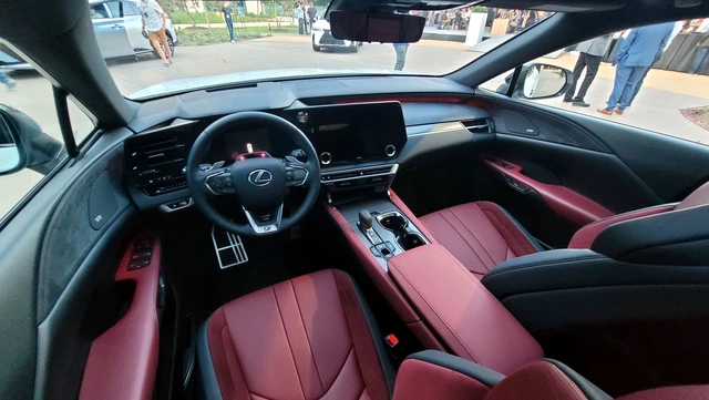 Ra mắt Lexus RX 2023: Nhìn như xe điện, nhiều đột phá, về Việt Nam chỉ là chuyện sớm muộn - Ảnh 8. Ra mắt Lexus RX 2023: Nhìn như xe điện, nhiều đột phá, về Việt Nam chỉ là chuyện sớm muộn - Ảnh 8.