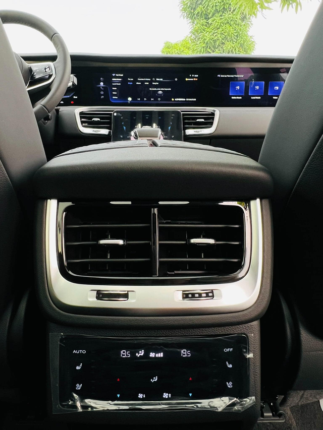 Lô Hongqi E-HS9 6 chỗ và 7 chỗ đầu tiên về Việt Nam: SUV chạy điện, giá từ 2,968 tỷ đồng, ngang cỡ Mercedes GLS và BMW X7 - Ảnh 11. Lô Hongqi E-HS9 6 chỗ và 7 chỗ đầu tiên về Việt Nam: SUV chạy điện, giá từ 2,968 tỷ đồng, ngang cỡ Mercedes GLS và BMW X7 - Ảnh 11.