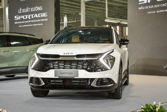 Xuất xưởng lô Kia Sportage 2022 đầu tiên Việt Nam: Đã nhận 1000 đơn, giá cao hơn Hyundai Tucson - Ảnh 1. Xuất xưởng lô Kia Sportage 2022 đầu tiên Việt Nam: Đã nhận 1000 đơn, giá cao hơn Hyundai Tucson - Ảnh 1.