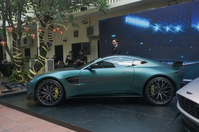 Cận cảnh những trang bị khủng trên Aston Martin Vantage F1 Edition giá gần 19 tỷ đồng tại Việt Nam - Ảnh 2.